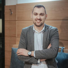 DJ Arkadiusz – profesjonalna oprawa muzyczna wesel, imprez okolicznościowych i eventów firmowych. 18 lat doświadczenia, nowoczesne nagłośnienie i oświetlenie. Wielkopolska i okolice.